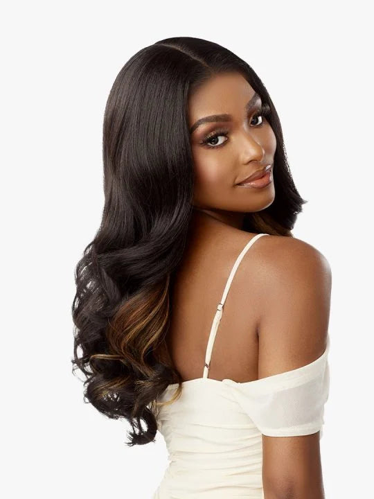 QUIANA A round, romance curls at the ends for an elegant finish to the look
