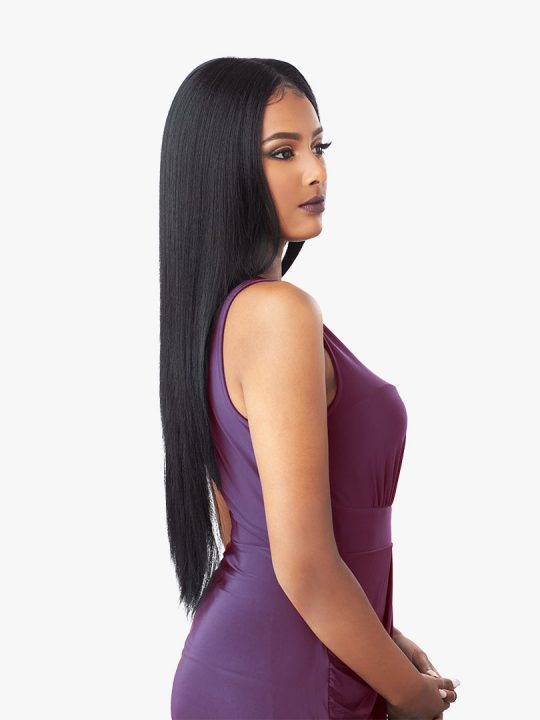 JANELLE Straight and to the point. Janelle goes for this sleek look and keeps ‘em guessing.