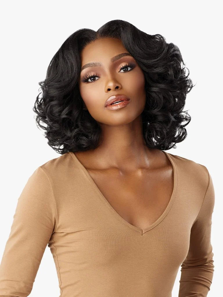 KINKY EDGES 13X6 KINKY BODY WAVE 14″ A bob length of voluminous S-shaped Body Waves